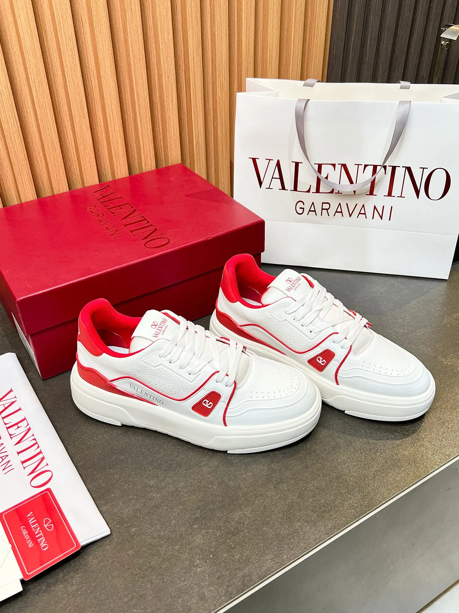 👟👟Ex-factory price 680👟👟 𝑽𝒂𝒍𝒆𝒏𝒕𝒊𝒏𝒐Valentino 𝑶𝒏𝒆𝑺𝒕𝒖𝒅 Couple's sneaker series Valentino 2025 latest couple's sneakers same style for celebrities Hot sale. The original ZP was purchased and dismantled. Repeated printing and modification. Trying to restore the original version 1:1! Top luxury masterpiece, soft and comfortable, combining fashion and leisure, bringing excellent and elegant texture and excellent on-foot comfort. Top purchasing version upper: imported calfskin surface/original oil edge craftsmanship. Lining: water-dyed cowhide lining. Outsole: original development 𝐓𝐏𝐔 two-color combination outsole. Packaging: original configuration complete package. Code number: 34-44